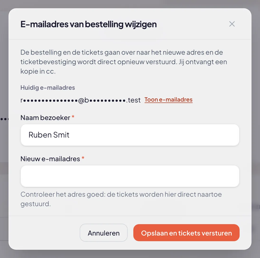 De dialoog e-mailadres van bestelling wijzigen met het gemaskeerde huidige adres, velden voor naam en nieuw adres en de knop opslaan en tickets versturen